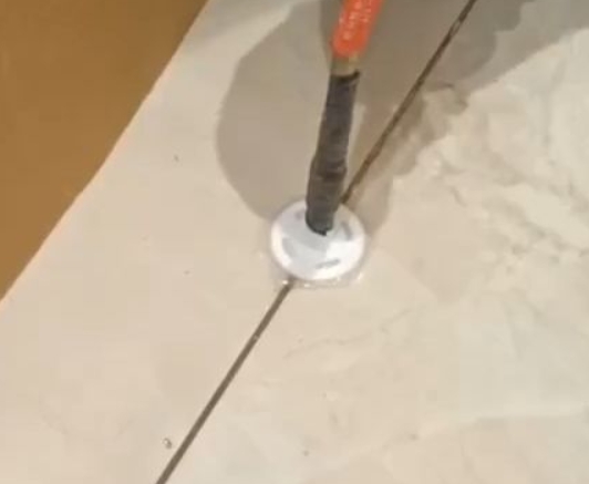 黑水瓷砖空鼓维修公司专业解答瓷砖在铺贴过程中，如果没有涂抹均匀到位的粘结材料（如水泥砂浆或瓷砖胶），可能会导致以下问题