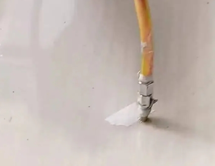 黑水瓷砖空鼓维修公司专业解答在瓷砖铺贴过程中，如果使用的砂料过粗（如全部使用了粗砂），可能会导致以下问题