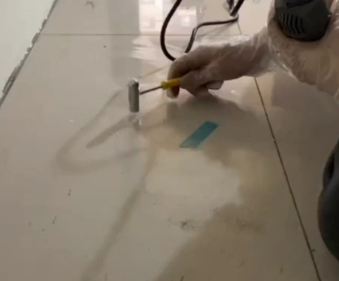 黑水瓷砖开裂维修公司专业分享瓷砖在铺贴前如果没有沥干水分，将会导致以下问题